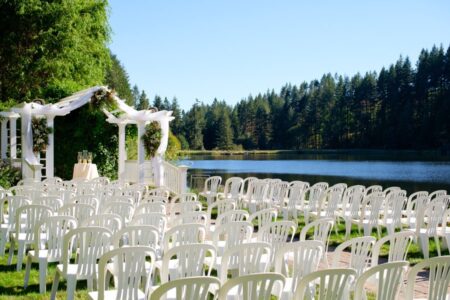 Wedding venue in Oregon directly next to a big lake in nature.